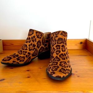 Leopard print Life Stride wide. Soft and comfortable. Like new